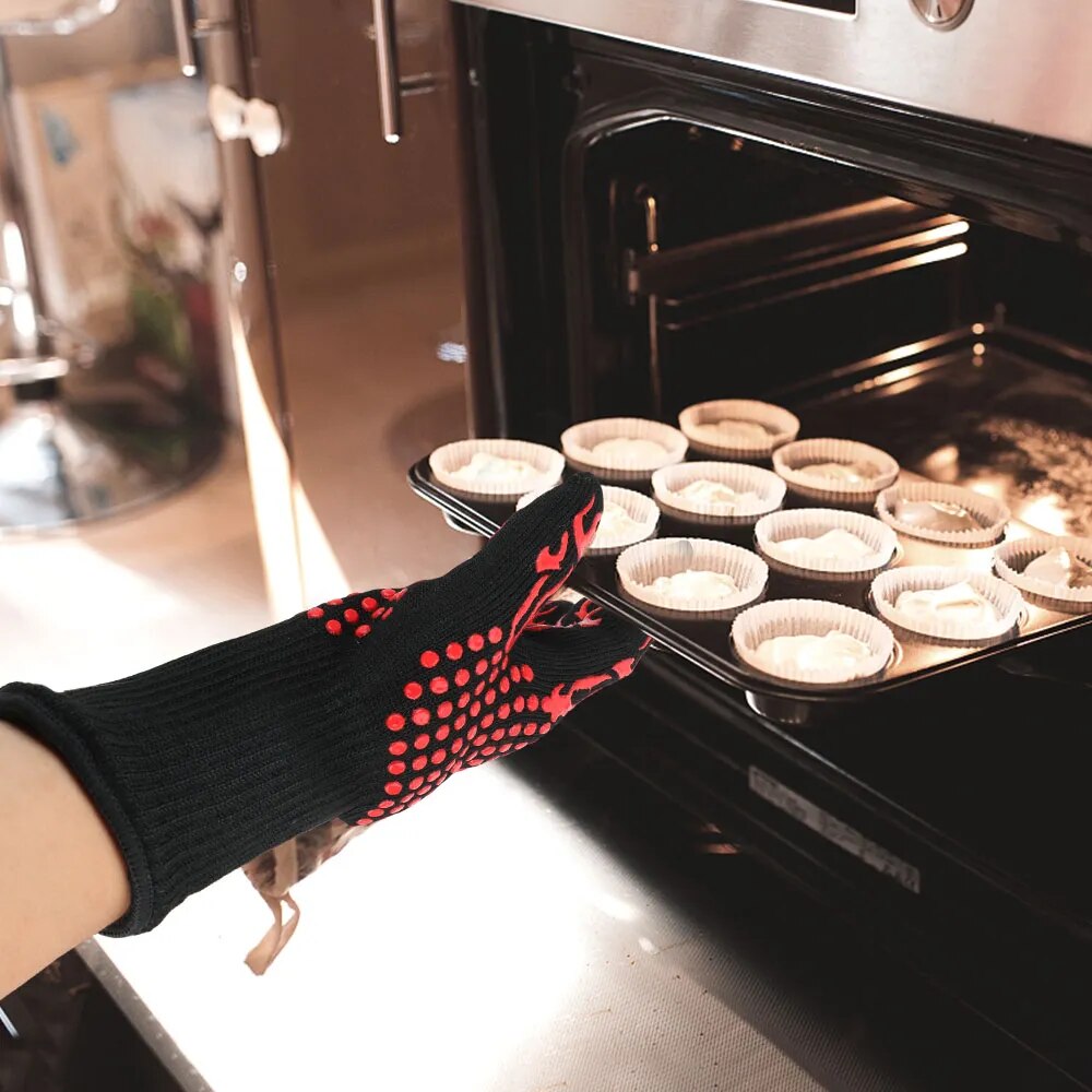 Backofen und Grillhandschuhe